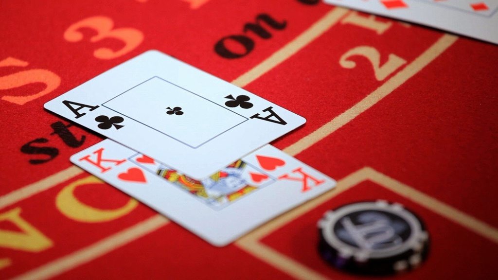 ¿Cómo jugar blackjack online con dinero ficticio?
